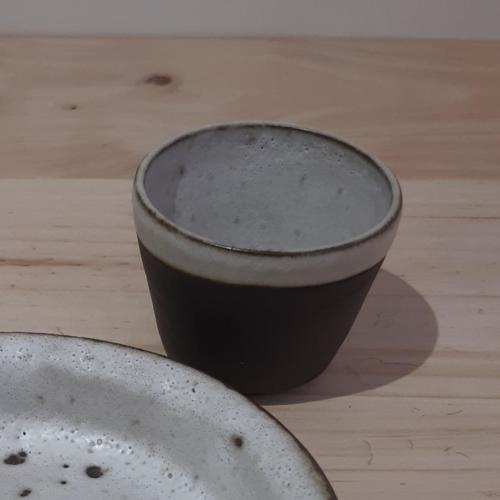 Bol grès noir émail blanc lèvre droite